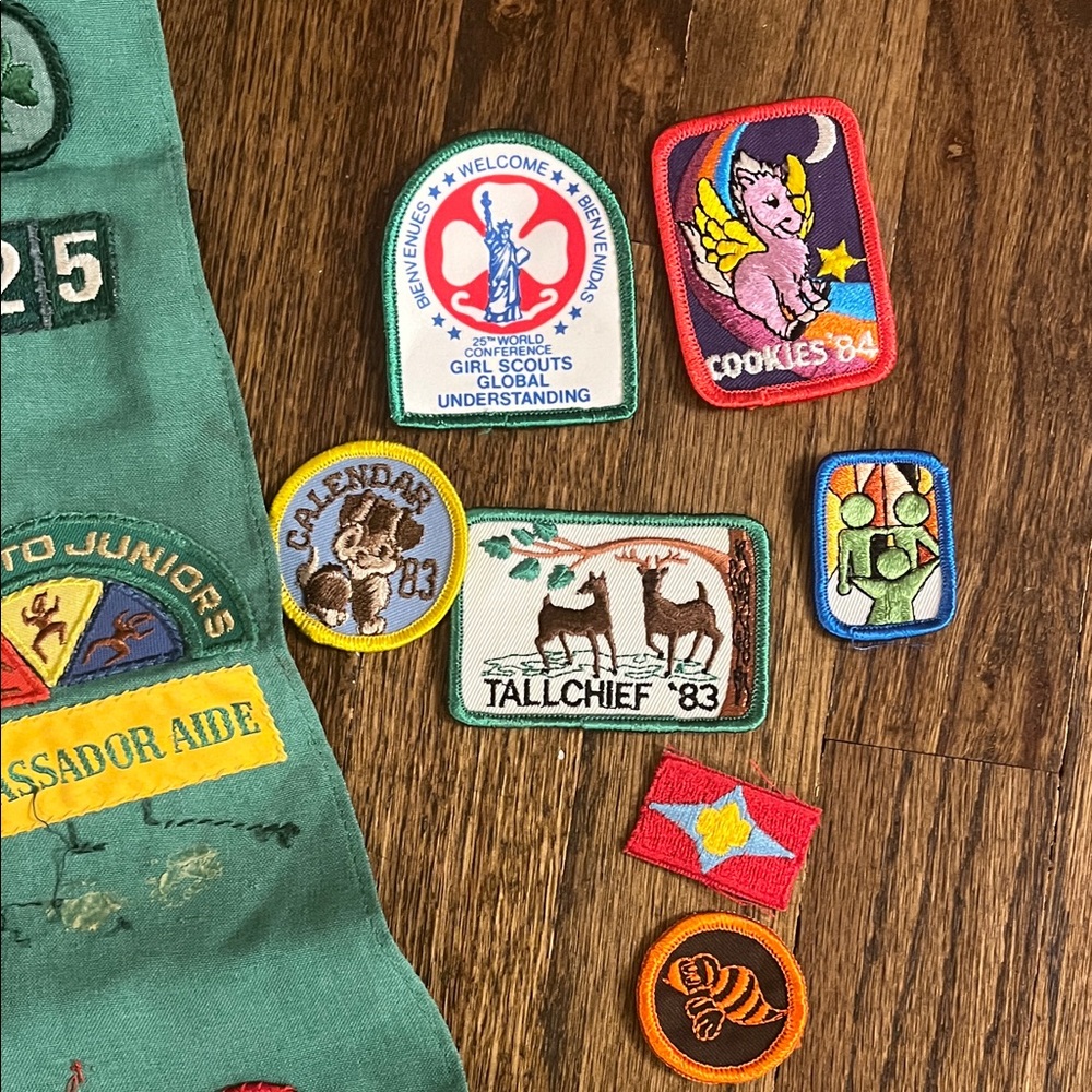 VINTAGE 70s 80s Green Girl Scouts Sash with Vintage Badges Patches - Picture 3 of 9